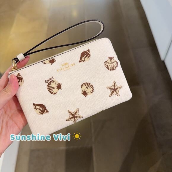 NWT Coach Corner Zip Wristlet With Shell Print CBP23 Gold/Chalk Multi - Picture 1 of 8